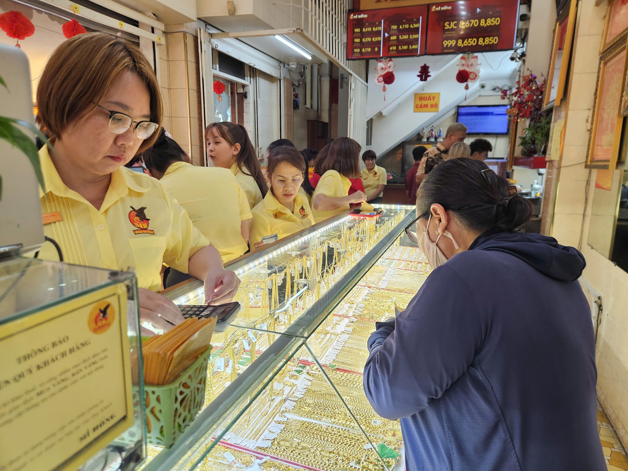 Giá vàng hôm nay giảm mạnh vào tối 2 - 4 , rớt xuống 4 . 588 USD / ounce - Ảnh 2.