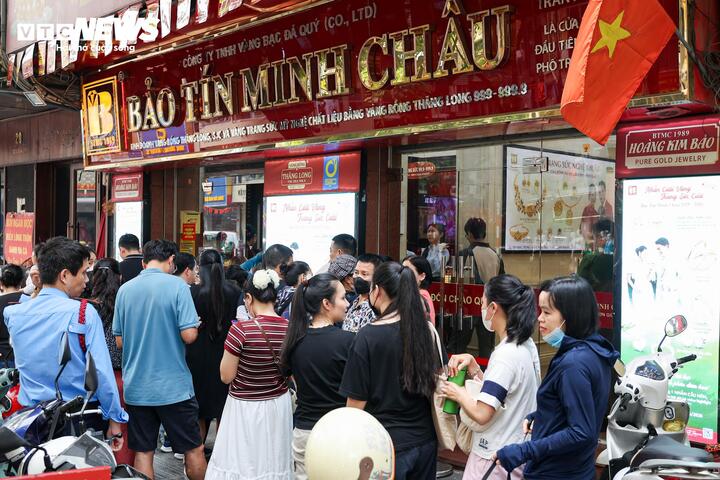 Khách ồ ạt bán vàng, cửa hàng không trả tiền ngay: Bảo Tín Minh Châu nói gì?- Ảnh 1.