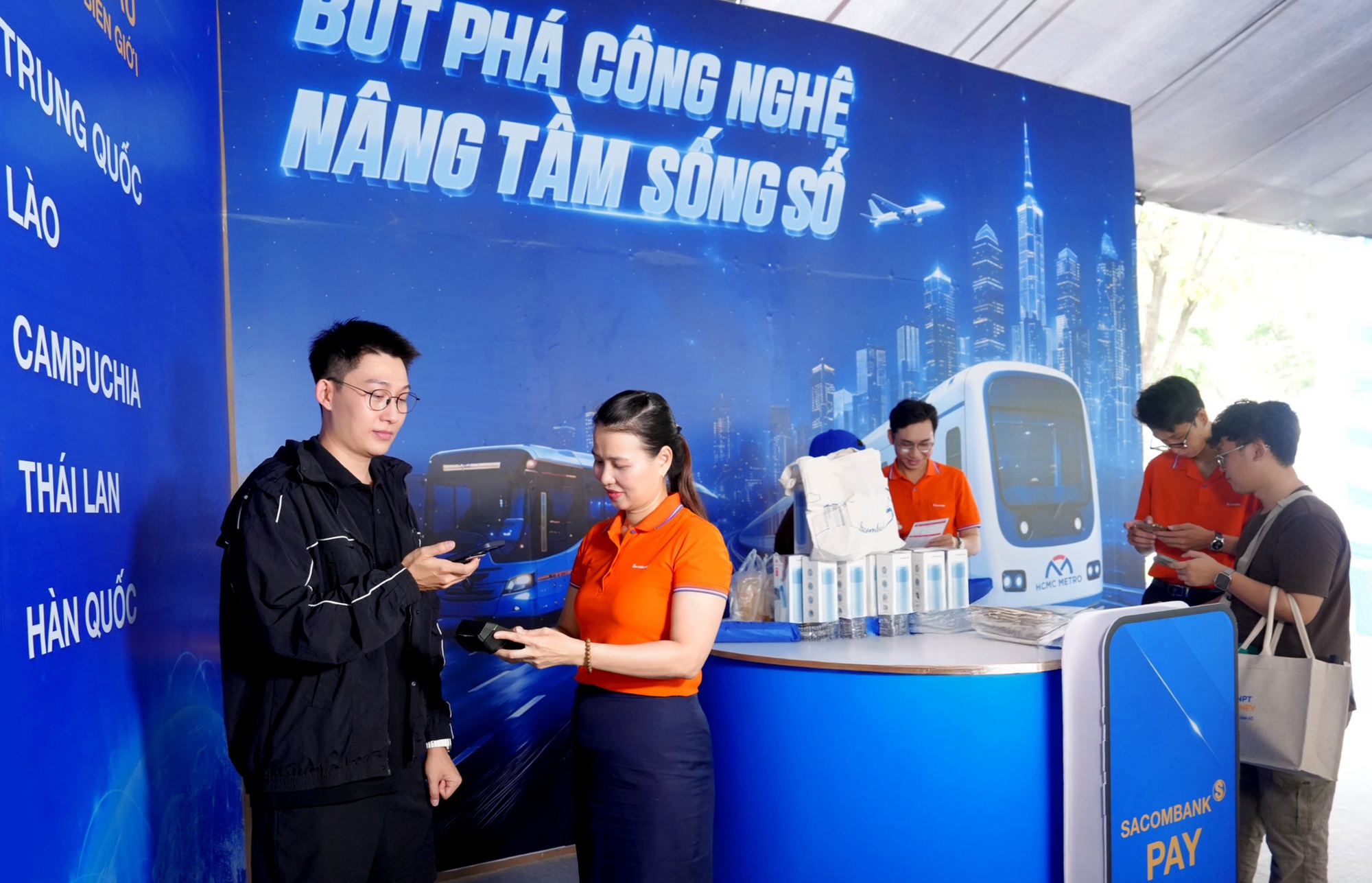 Gian hàng của SACOMBANK thu hút khách quốc tế tại Lễ hội tài chính số 2026- Ảnh 3.