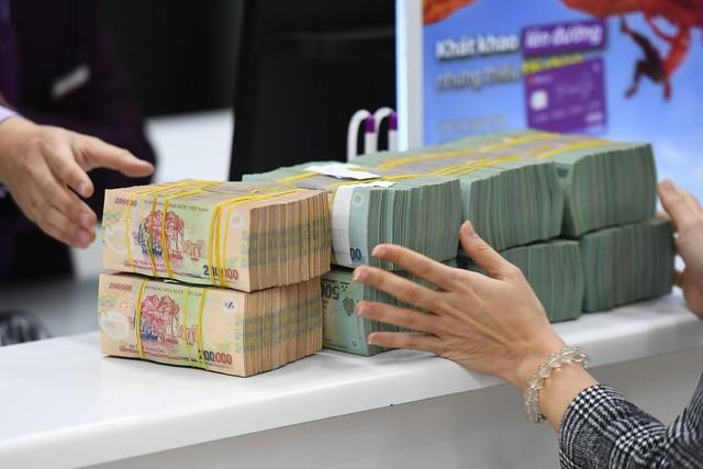 Lãi suất ngân hàng 12/7 tại MB, Sacombank, HDBank, Agribank, Vietcombank, BIDV, VietinBank,... - Ảnh 1.