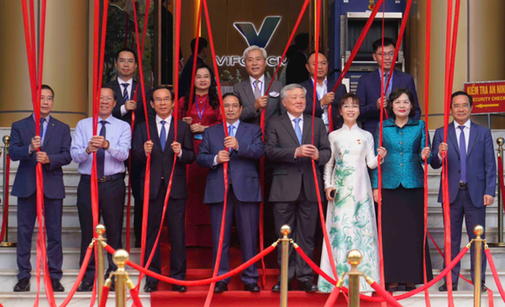Cựu Phó Thủ tướng Đức gốc Việt tham gia Tổ tư vấn Trung tâm tài chính quốc tế TP.HCM- Ảnh 1.