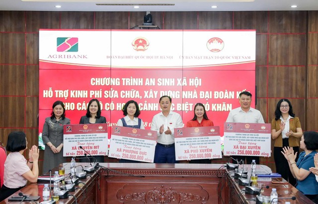 Agribank cùng Đoàn đại biểu Quốc hội thành phố Hà Nội trao 1 tỷ đồng hỗ trợ xây dựng Nhà Đại đoàn kết - Ảnh 2.