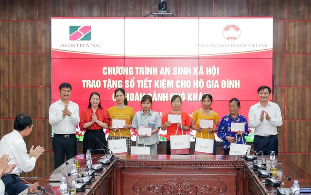 Agribank cùng Đoàn đại biểu Quốc hội thành phố Hà Nội trao 1 tỷ đồng hỗ trợ xây dựng Nhà Đại đoàn kết - Ảnh 5.