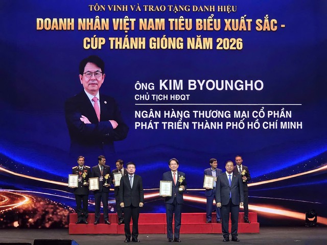 Chủ tịch HDBank Kim Byoungho nhận cúp Thánh Gióng 2026, ghi dấu trong Top 10 Doanh nhân Việt Nam tiêu biểu- Ảnh 1.