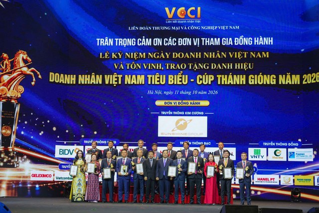 Chủ tịch HDBank Kim Byoungho nhận cúp Thánh Gióng 2026, ghi dấu trong Top 10 Doanh nhân Việt Nam tiêu biểu- Ảnh 3.