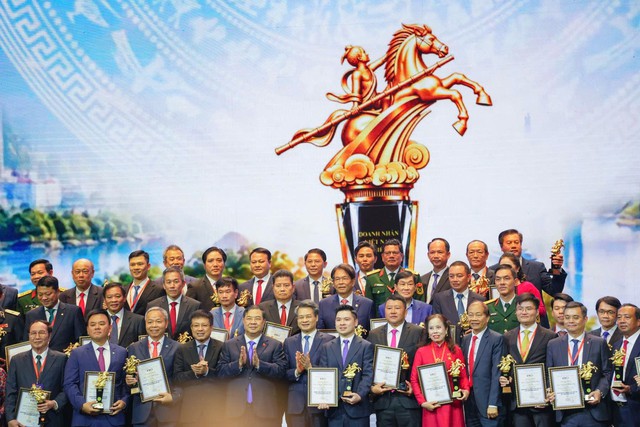 Chủ tịch HDBank Kim Byoungho nhận cúp Thánh Gióng 2026, ghi dấu trong Top 10 Doanh nhân Việt Nam tiêu biểu- Ảnh 7.