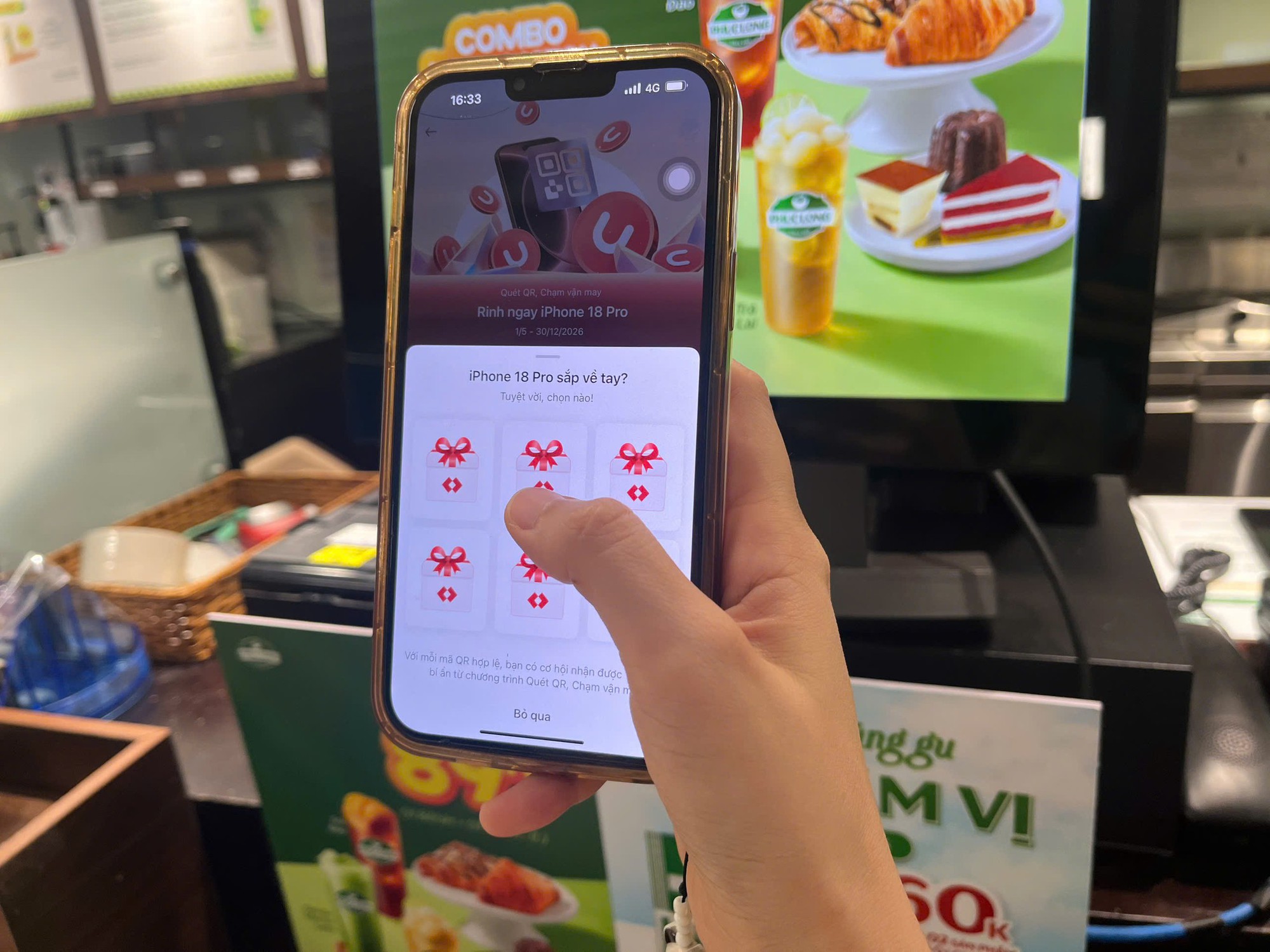 Quét QR, dùng voucher và U-Point ngay khi thanh toán, cùng cơ hội nhận iPhone 18 Pro mỗi ngày từ Techcombank - Ảnh 2.