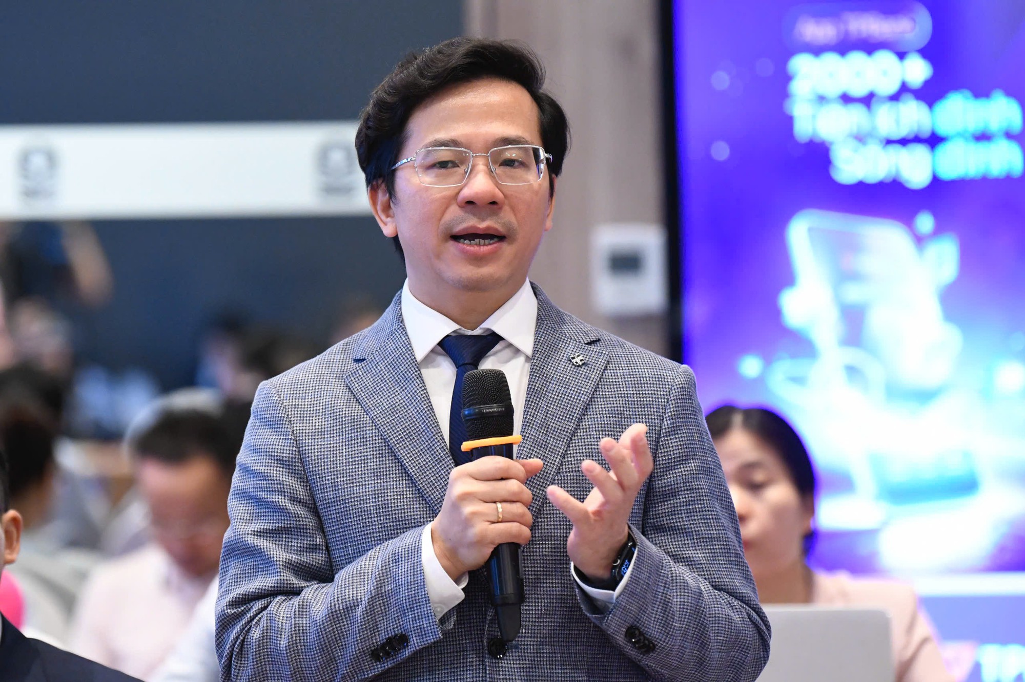 Phó GĐ BV Bạch Mai: Bệnh viện tiết kiệm được hàng nghìn giờ mỗi ngày nhờ chuyển đổi số - Ảnh 1.
