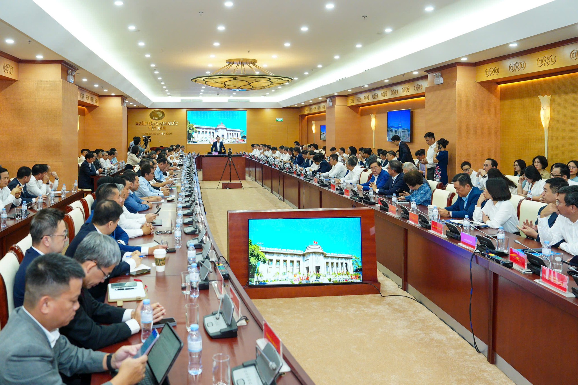 Các ngân hàng đồng thuận giảm lãi suất sau cuộc họp với NHNN sáng 19/10 - Ảnh 1.