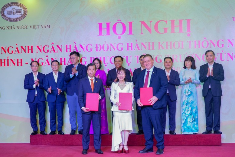 Ngành ngân hàng cam kết tiên phong, kiến tạo sức bật Đông Nam Bộ - Ảnh 3.