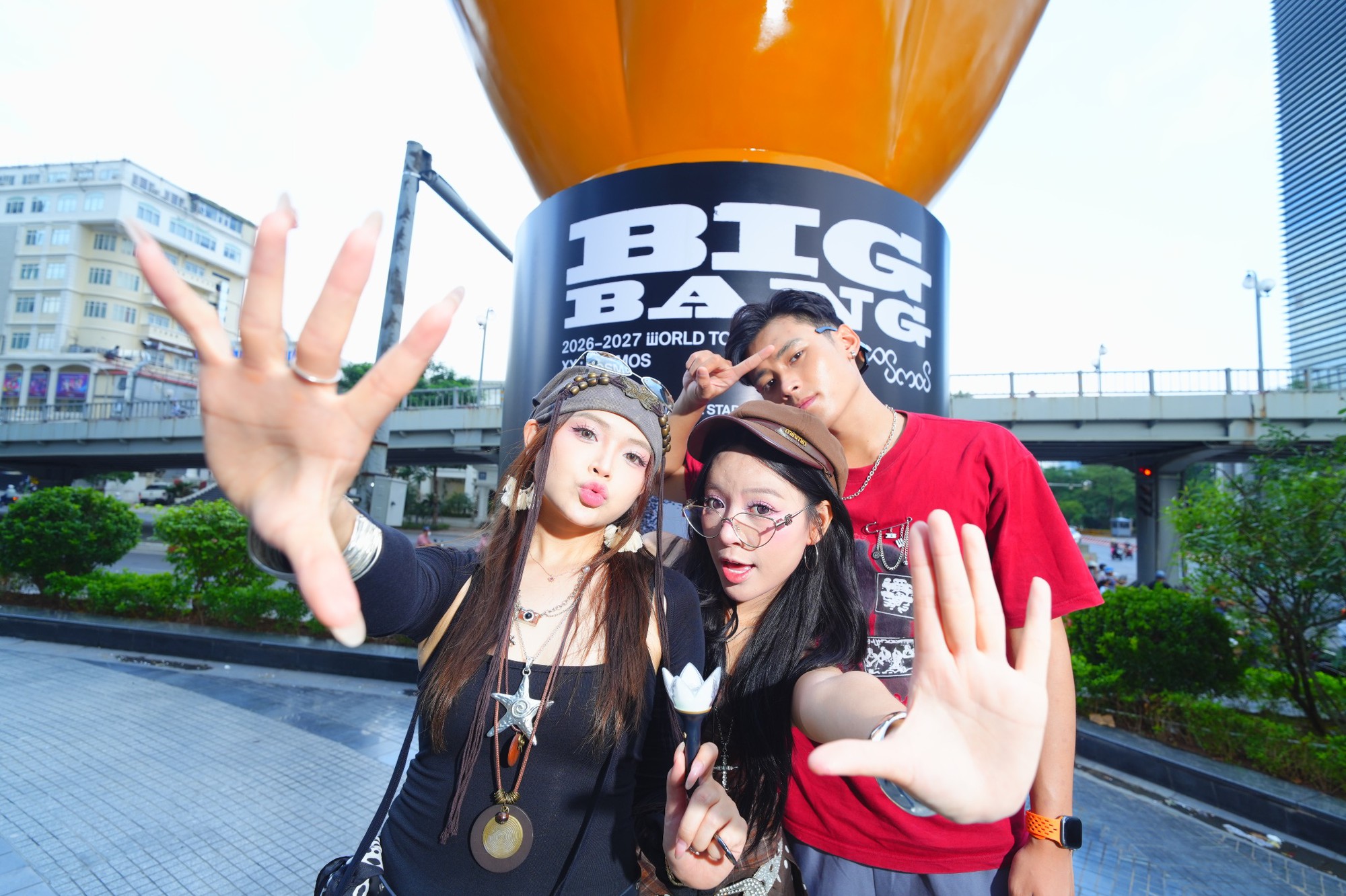 ‏Chuyện gì ở trụ sở ngân hàng khiến fan BIGBANG kéo đến check-in từ sáng tới tối?‏ - Ảnh 1.