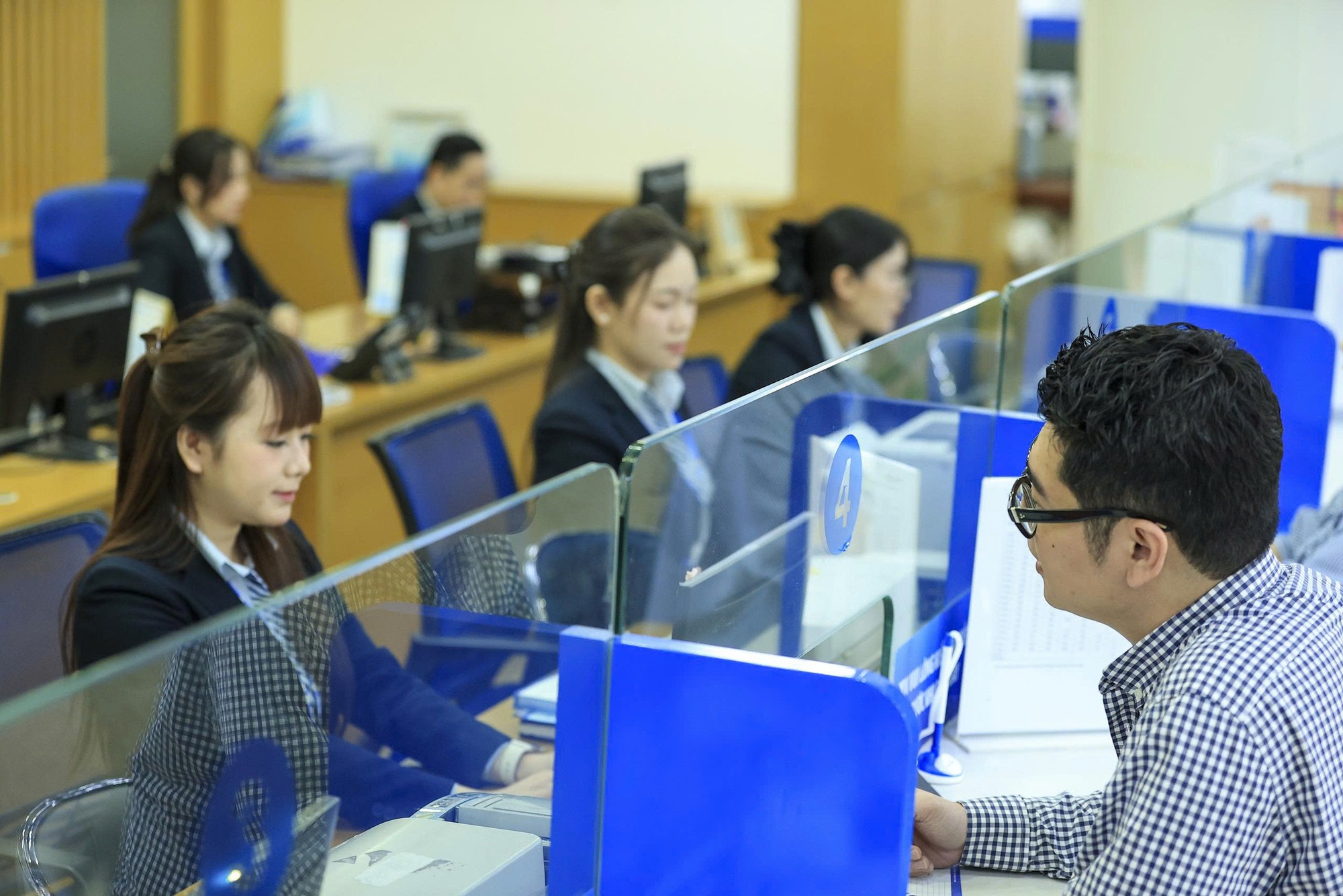 BAOVIET Bank 9 tháng: Đa dạng hóa nguồn thu, ưu tiên gia cố đệm an toàn - Ảnh 1.